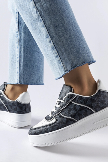 Sorte sneakers dekoreret med Sands-monogrammet