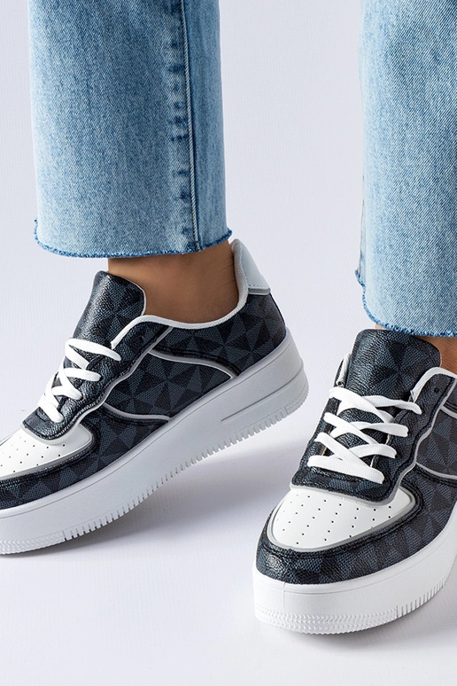 Baskets noires décorées du monogramme...