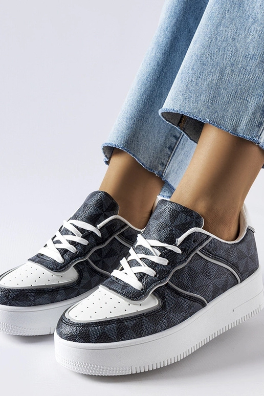 Schwarze Sneakers mit dem... Schwarze Sneakers mit dem...