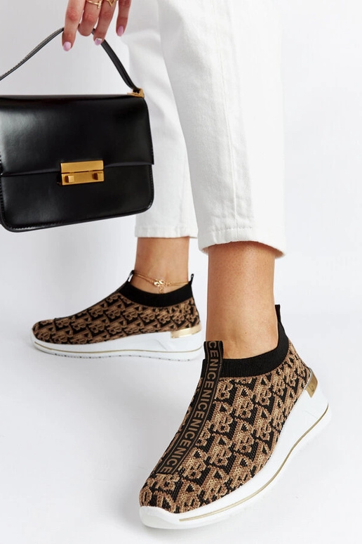 Schwarze und braune Slipper mit...