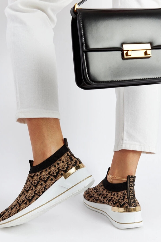 Schwarze und braune Slipper mit...