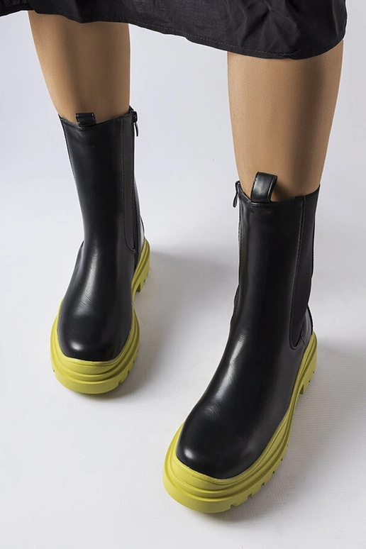 Bottines noires avec semelle colorée... Bottines noires avec semelle colorée...