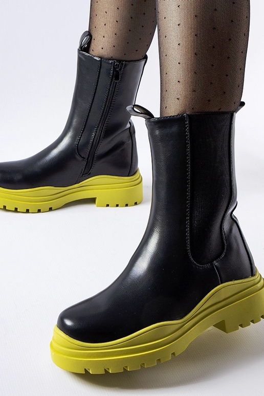 Schwarze Stiefeletten mit bunter... Schwarze Stiefeletten mit bunter...