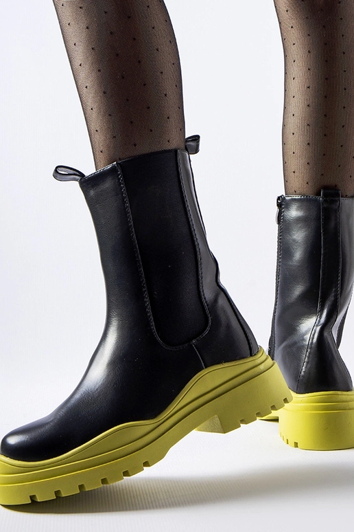 Schwarze Stiefeletten mit bunter... Schwarze Stiefeletten mit bunter...