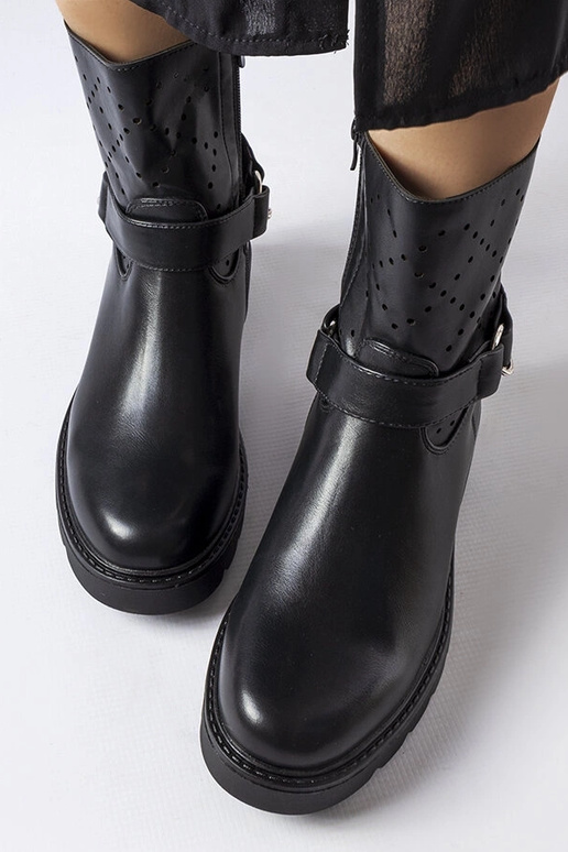 Schwarze durchbrochene Stiefeletten...