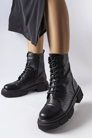 Bottines noires ajourées...