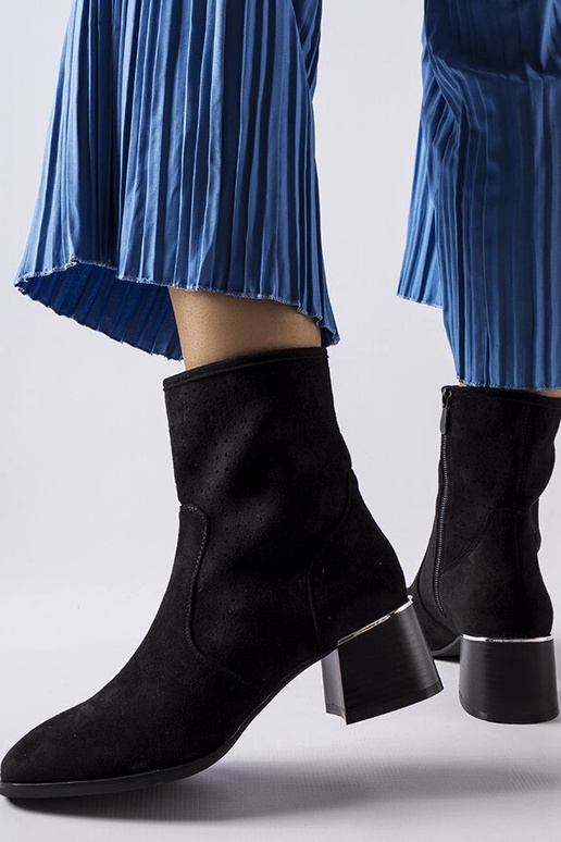 Zwarte boots met geperforeerde...