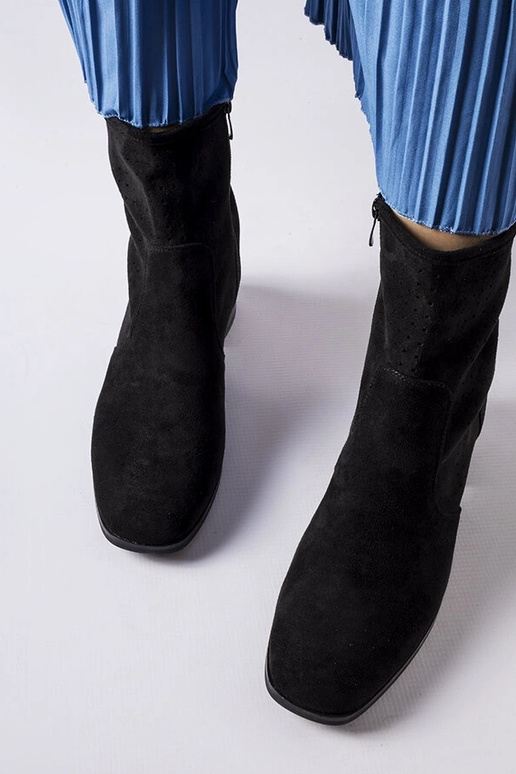 Bottines noires avec tige perforée, «...