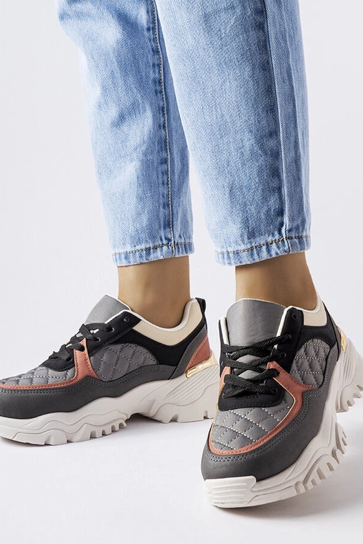 Baskets grises à empiècements colorés...