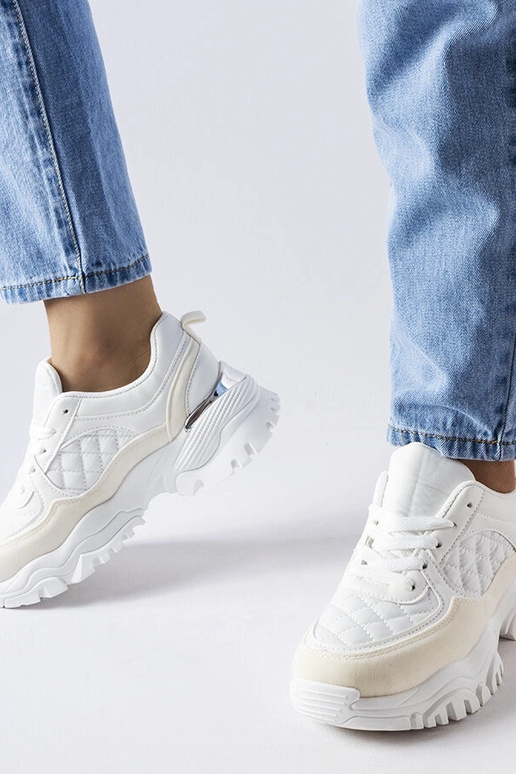 Weiße Sportschuhe mit silbernem... Weiße Sportschuhe mit silbernem...