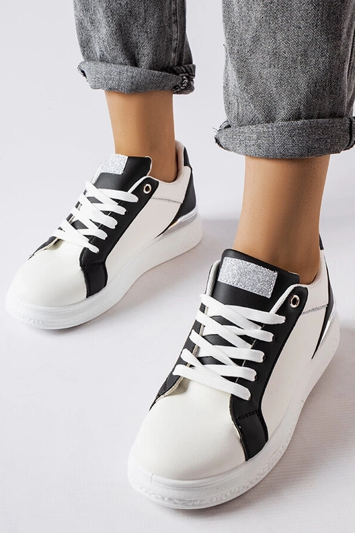 Schwarz-weiße Palais-Schuhe mit... Schwarz-weiße Palais-Schuhe mit...