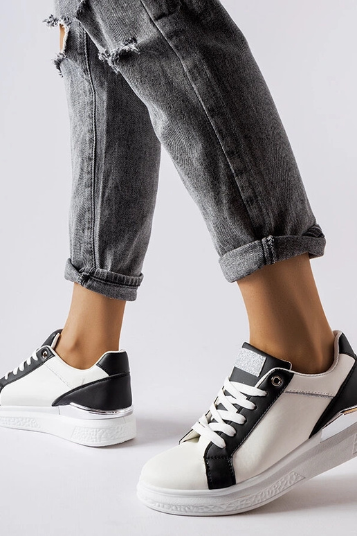 Schwarz-weiße Palais-Schuhe mit... Schwarz-weiße Palais-Schuhe mit...