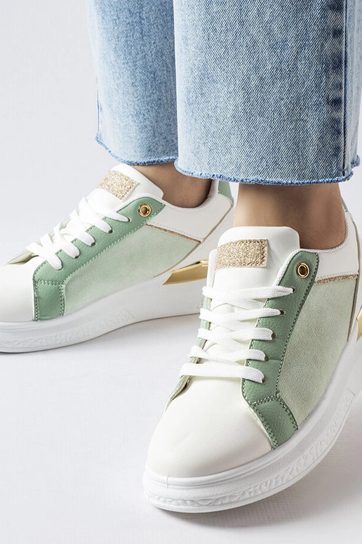 Chaussures blanches et vertes avec... Chaussures blanches et vertes avec...