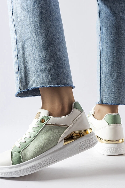 Chaussures blanches et vertes avec... Chaussures blanches et vertes avec...