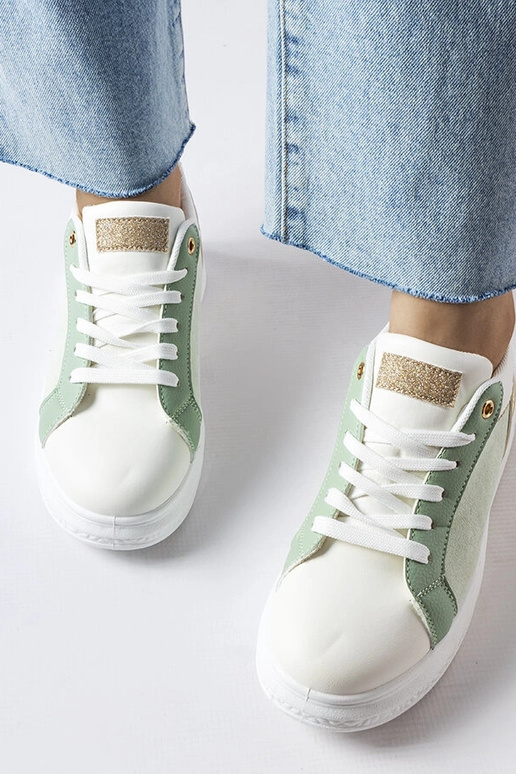 Chaussures blanches et vertes avec... Chaussures blanches et vertes avec...