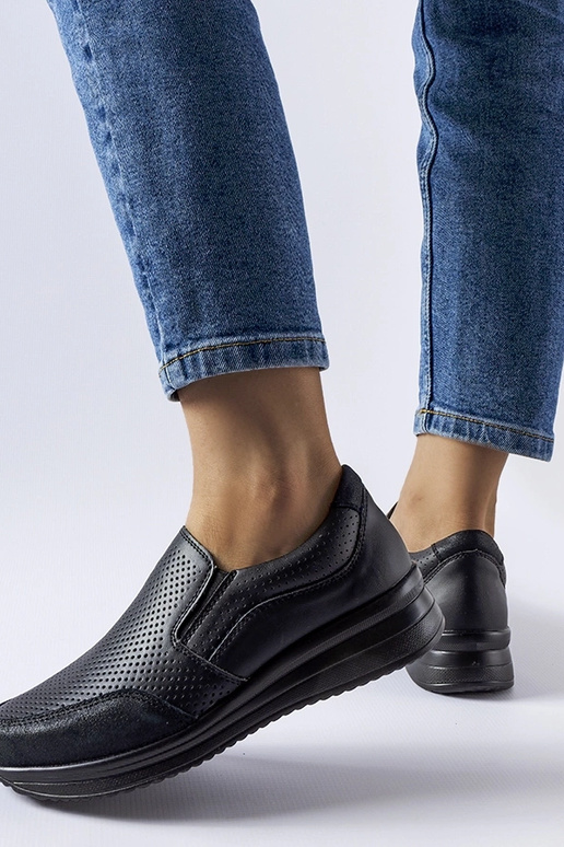 Schwarze durchbrochene Keil-Sneakers... Schwarze durchbrochene Keil-Sneakers...