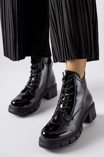 Bottines noires vernies...