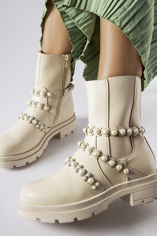 Bottines beiges ornées de perles... Bottines beiges ornées de perles...