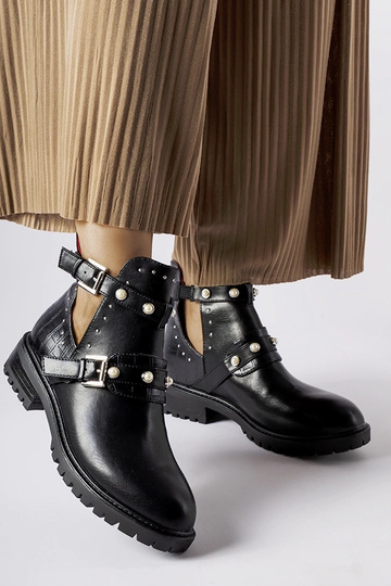 Bottines noires à découpes...