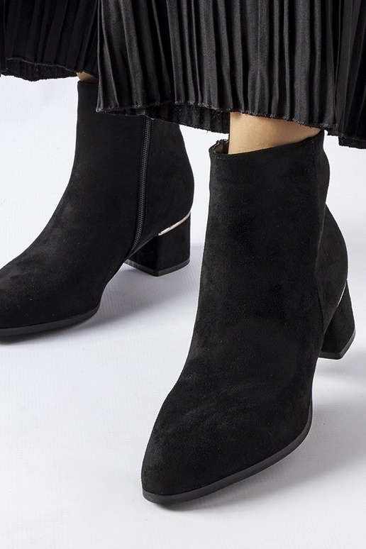 Schwarze Stiefeletten mit niedrigem...