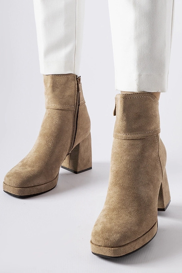 Graue Stiefeletten auf...