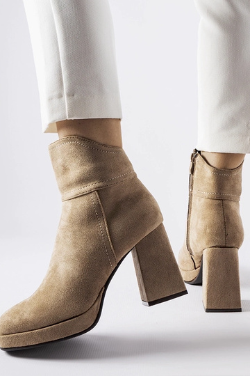 Bottines grises à talon... 2