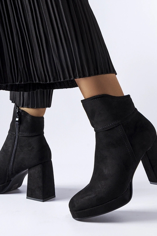 Schwarze Stiefeletten mit massivem...