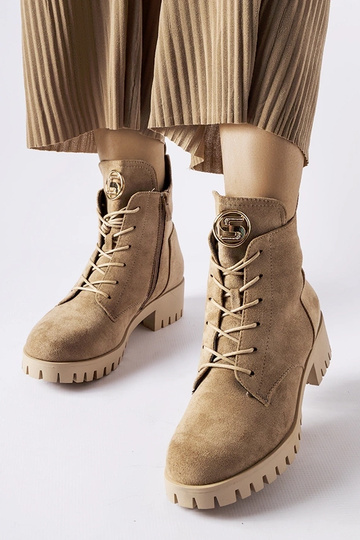 Beige isolierte Kunstwildleder-Stiefel Noha