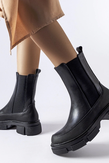 Bottines noires à tige... 2