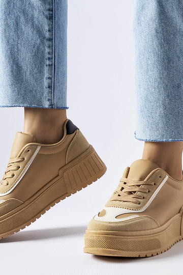 Beige sneakers på en tyk...
