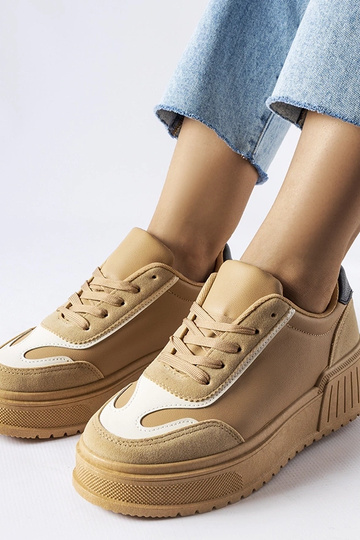 Beige sneakers på en tyk... 2