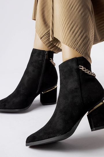 Bottines noires à talon, «... 2