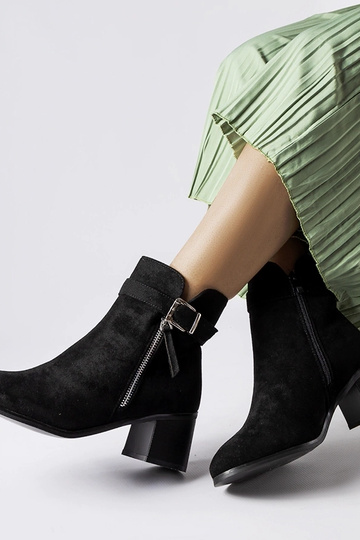 Bottines noires à talon bas... 2