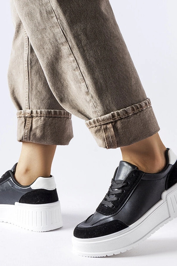 Sorte sneakers på en tyk...