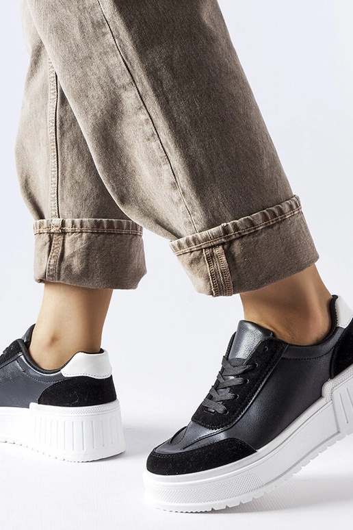 Sorte sneakers på en tyk platform Seluci