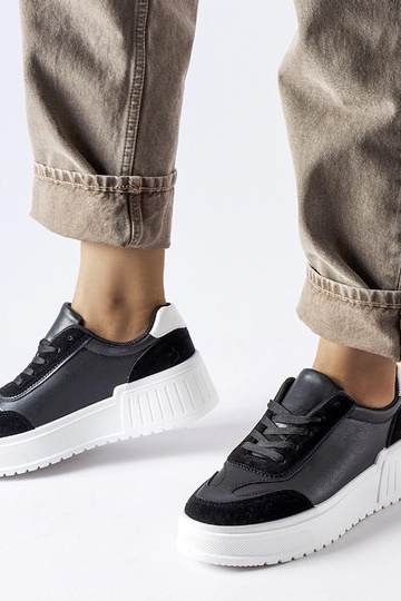 Sorte sneakers på en tyk... 2