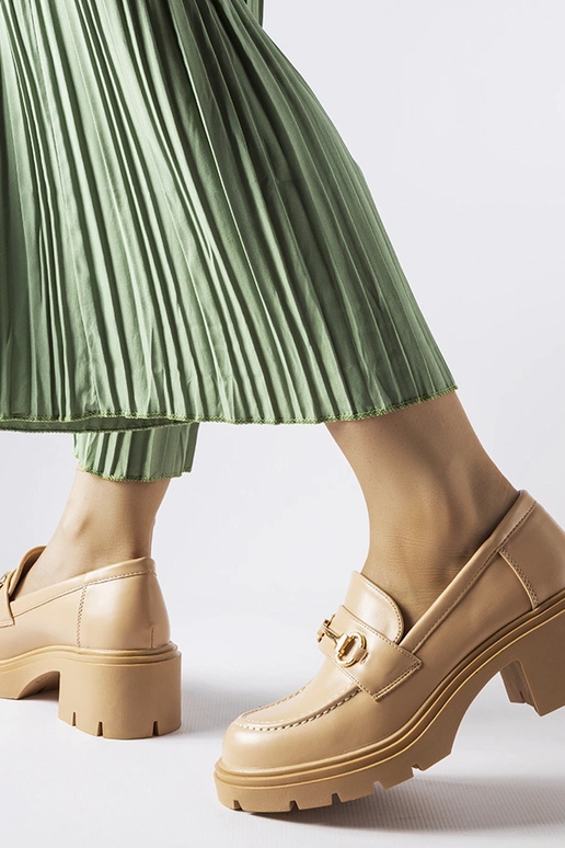 Zandkleurige halfhoge schoenen met... Zandkleurige halfhoge schoenen met...