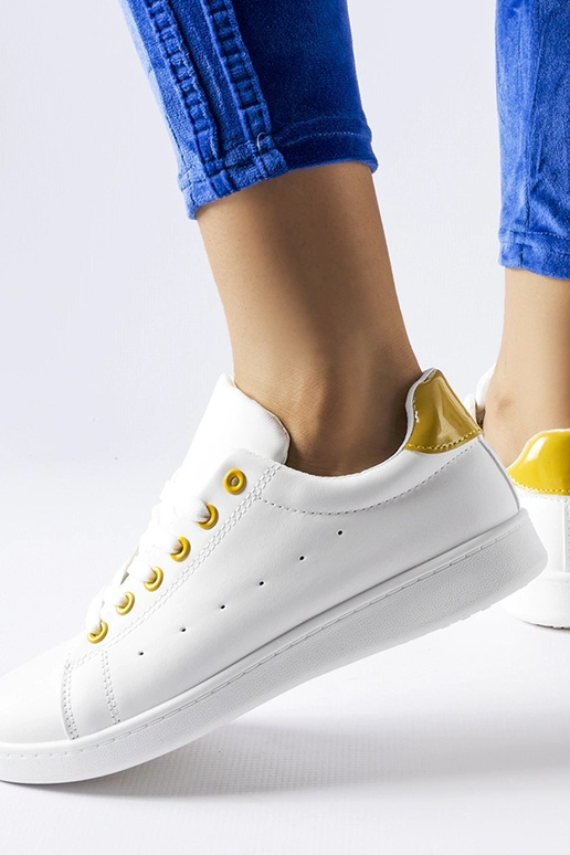 Hvide sneakers med gule accenter...