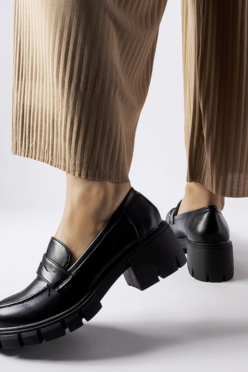 Sorte klassiske loafers på... 2