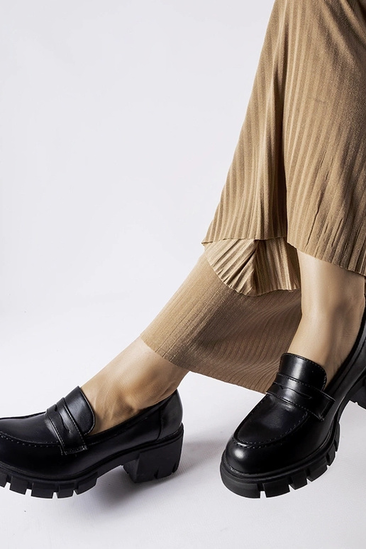 Sorte klassiske loafers på Dina blokken