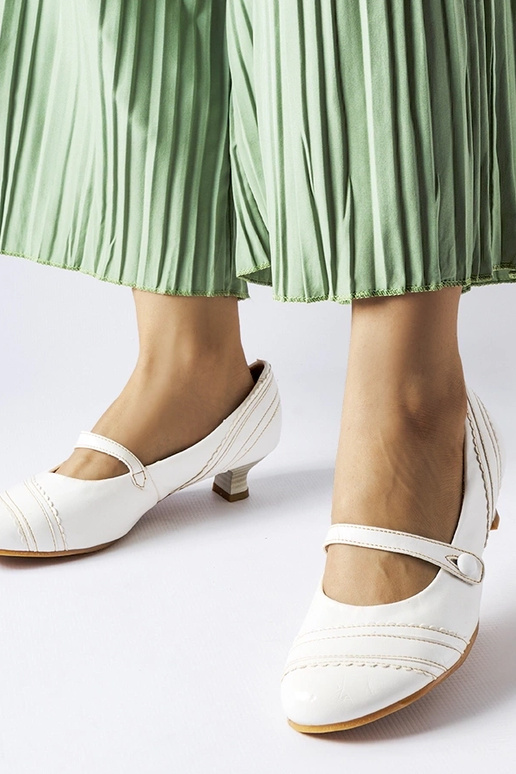 Weiße Pumps mit niedrigem Absatz... Weiße Pumps mit niedrigem Absatz...