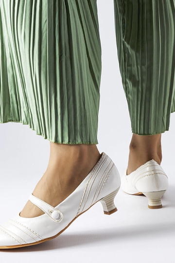 Escarpins blancs à petits... 2