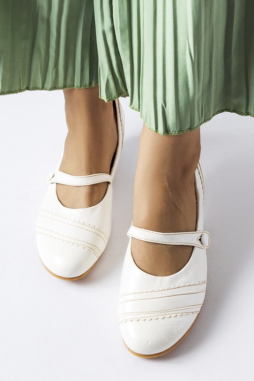 Weiße Pumps mit niedrigem Absatz... Weiße Pumps mit niedrigem Absatz...