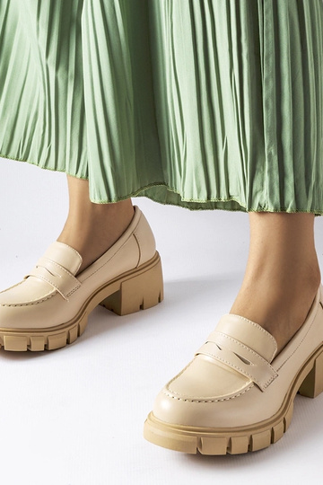 Zandkleurige klassieke mocassins met verhoging, „Dina"