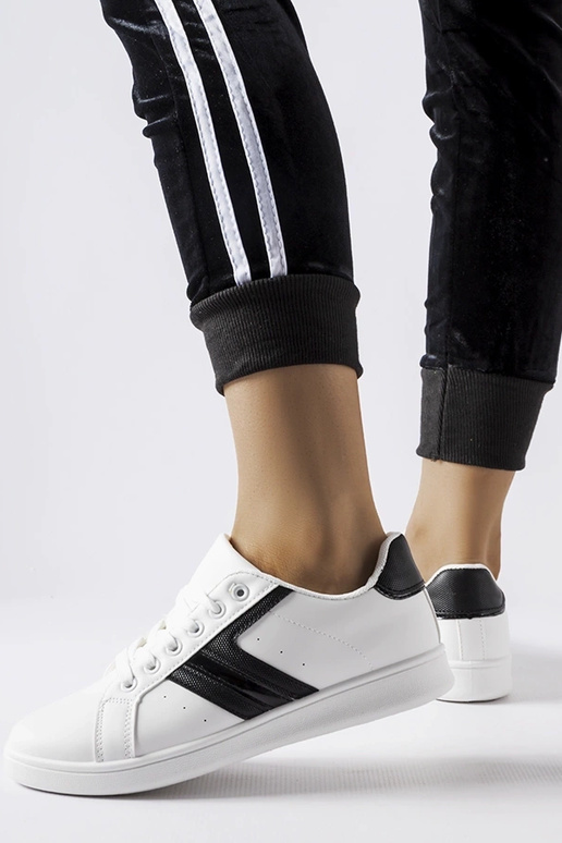 Weiße Sneakers mit schwarzen...