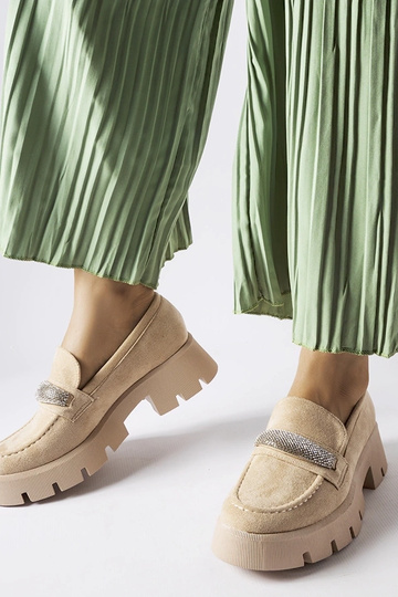 Beige mokkasiner med en...