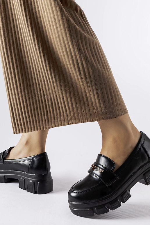 Schwarze Mokassins mit sichtbarem... Schwarze Mokassins mit sichtbarem...