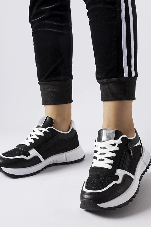 Schwarze dekorierte Sportschuhe,...