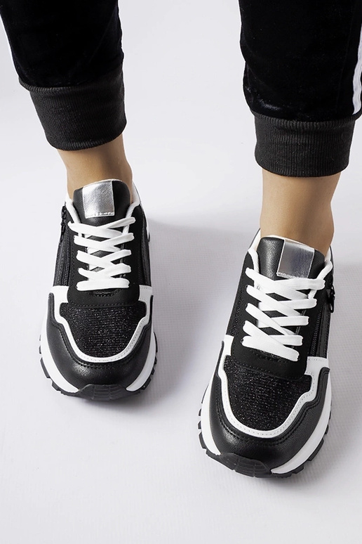 Schwarze dekorierte Sportschuhe,...