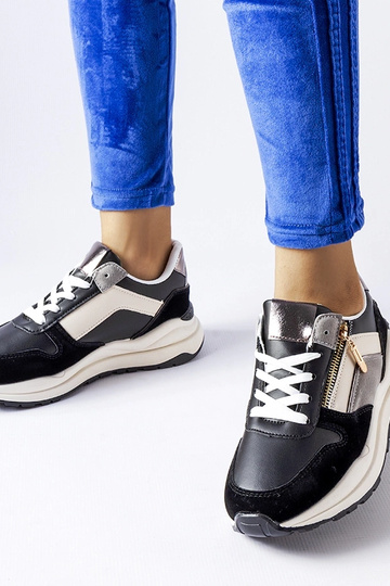 Baskets noires et blanches...